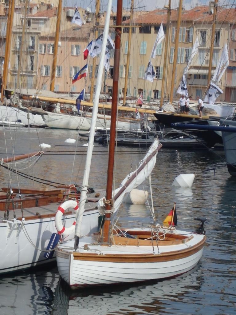 Mit einer klassischen Wanderjolle kommt man zur Segelwoche von Saint Tropez sogar in den Vieux Port
