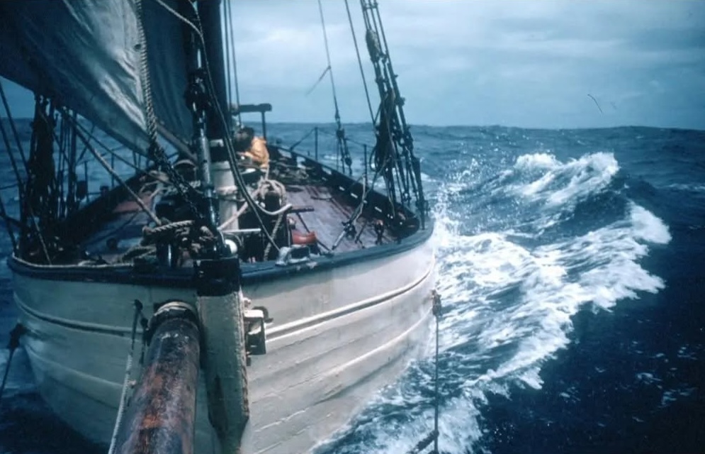 1959 segelte &laquo;Mischief&raquo; noch mit wei&szlig;em Rumpf zu den Crozet-Inseln im S&uuml;den des Indischen Ozeans