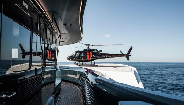 Der Hubschrauber hat auf dem Vordeck seinen Platz gefunden