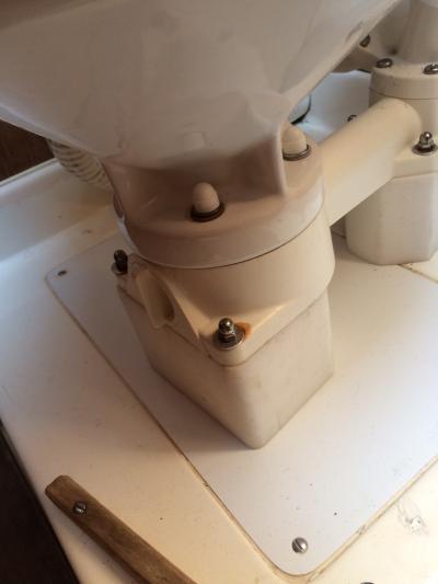 Die Toilette wurde mit einer Konsole so weit angehoben, dass das Boot nicht volll&auml;uft