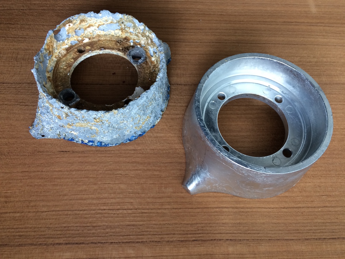 Um ein F&uuml;nftel verbrauchte und neue Anode zum Schutz eines Saildrive