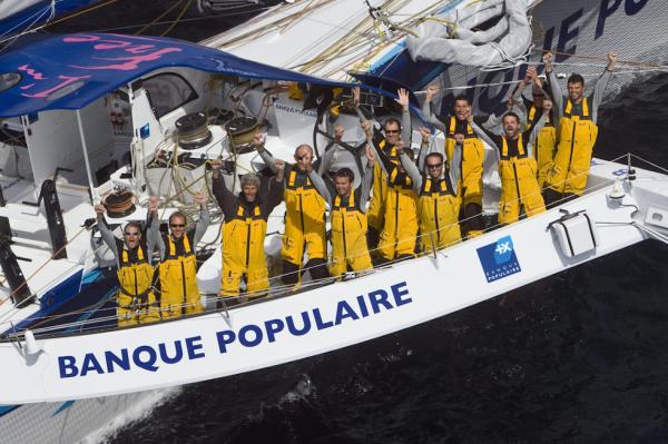 Pascal Bidegorry mit Crew auf dem 131 Fu&szlig; Trimaran Banque Populaire V&raquo;