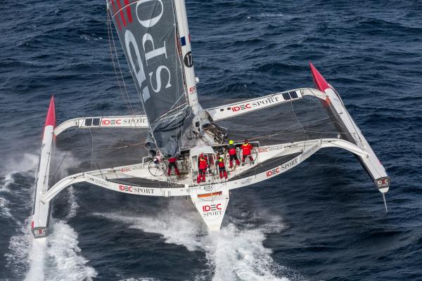 Der Trimaran IDEC Sport w&auml;hrend seiner Rekordfahrt mit Crew um die Welt