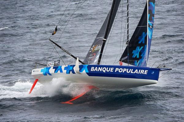 Die IMOCA Banque populaire, mit Skipper Armel le Cleac&#039;h Sieger bei der letzten Vend&eacute;e Globe und Rekordhalterin bei den Monorumpf-Einhand-Nonstop-Weltumseglungen