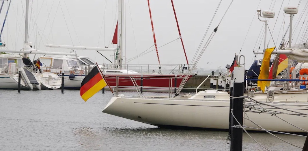 30&deg; geneigter Flaggenstock mit einer kleinen Nationalen