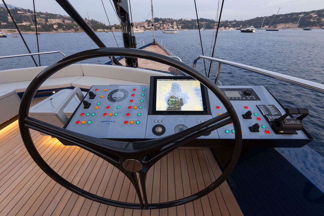 Blick von der Steuerbordseite des Flybridge-Seglers &bdquo;Better Place&ldquo;
