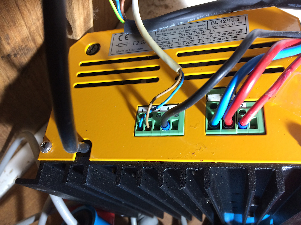 Rechtzeitiger Ausbau des Batterieladeger&auml;ts zur Reparatur w&auml;hrend der Wintermonate