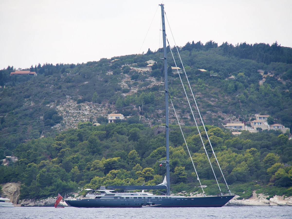 Der 75 m Schlitten &bdquo;M5&ldquo; ex. &bdquo;Mirabella V&ldquo; vor der griechischen Insel Paxos