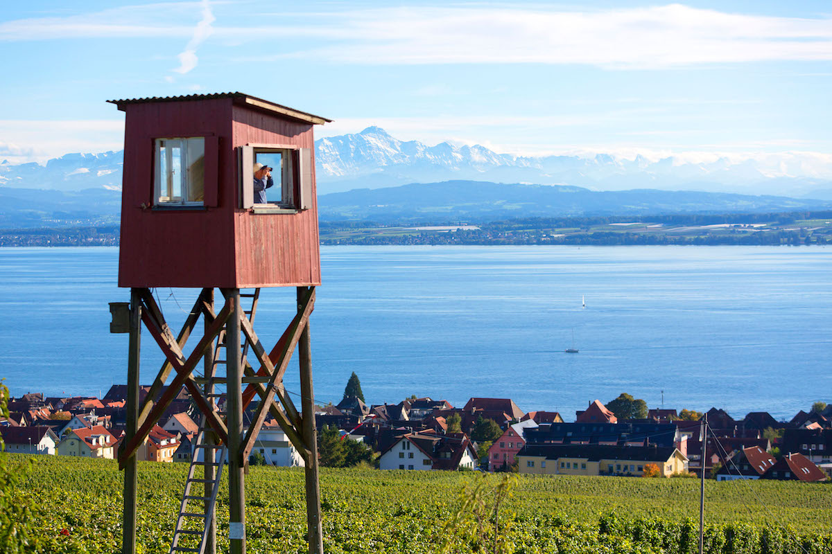Blick &uuml;ber Hagnau zum schweizerischen Bodenseeufer mit dem S&auml;ntis