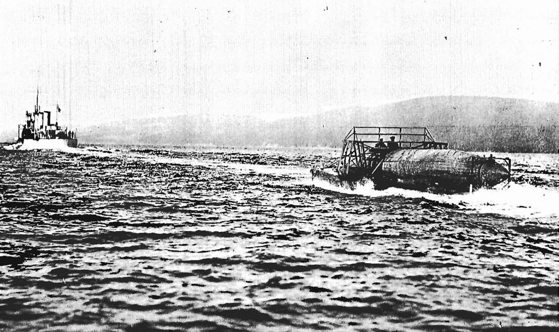 Die HMCS Patriot im Schlepptau des Tragfl&uuml;gelboot-Prototyps HD-4