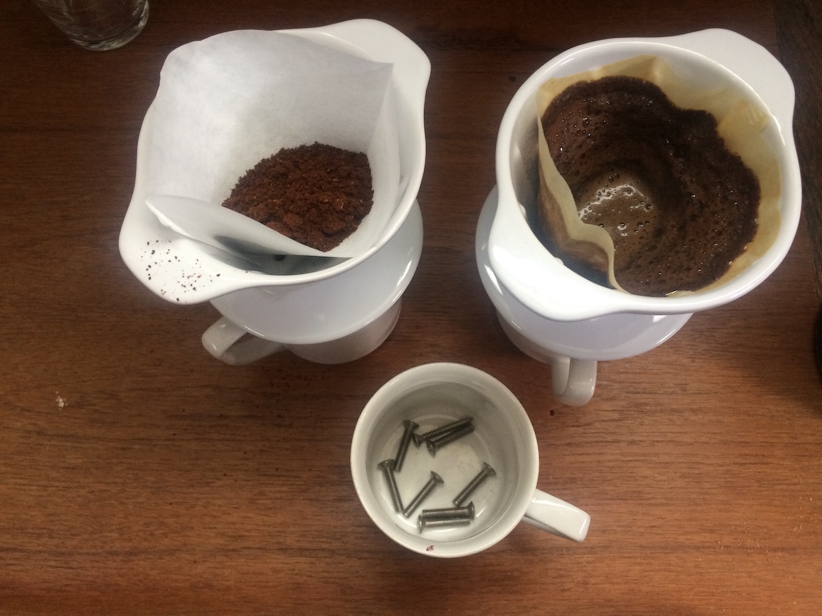 Die Tasse ist rasch zur Hand und ansonsten zum Verwahren wichtiger Muster praktisch
