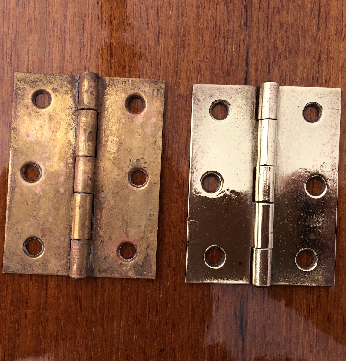 Links frisch gebeizt, rechts fertig zum Einbauen