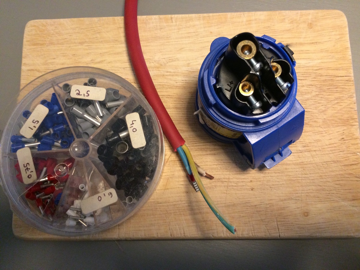 Anschluss der 220 Volt CEE-Camping Steckers mit Aderendh&uuml;lsen