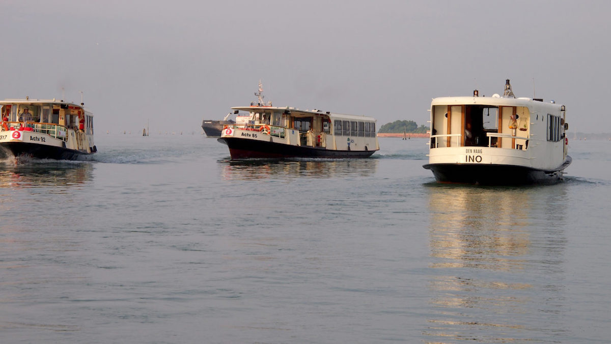 Zwei der st&auml;dtischen Wasserbusse, rechts die umgebaute &laquo;Ino&raquo; bei der Abfahrt von Venedig