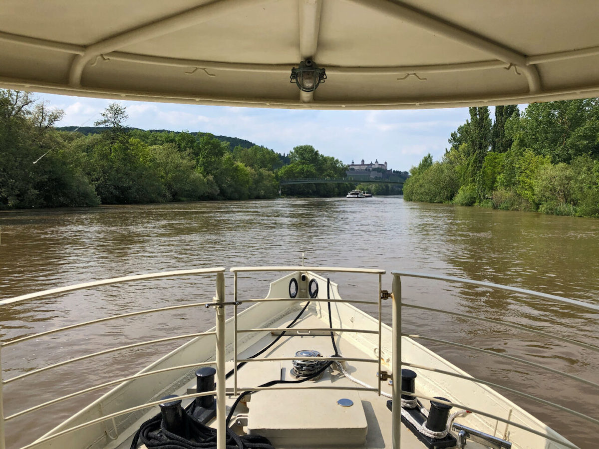 Mainschifffahrt vor W&uuml;rzburgs Festung Marienberg