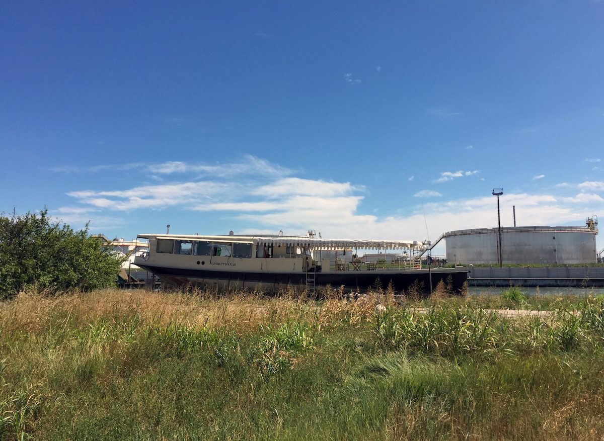 Blick &uuml;ber die Via delle Industrie in Porto Marghera auf das soeben gekaufte Boot