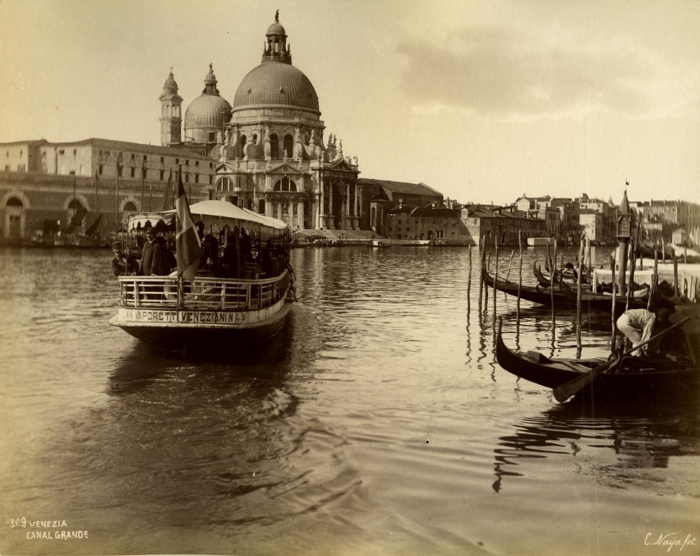 Vaporetto mit Dampfmaschine und Schornstein 1881/82 auf dem Canal Grande