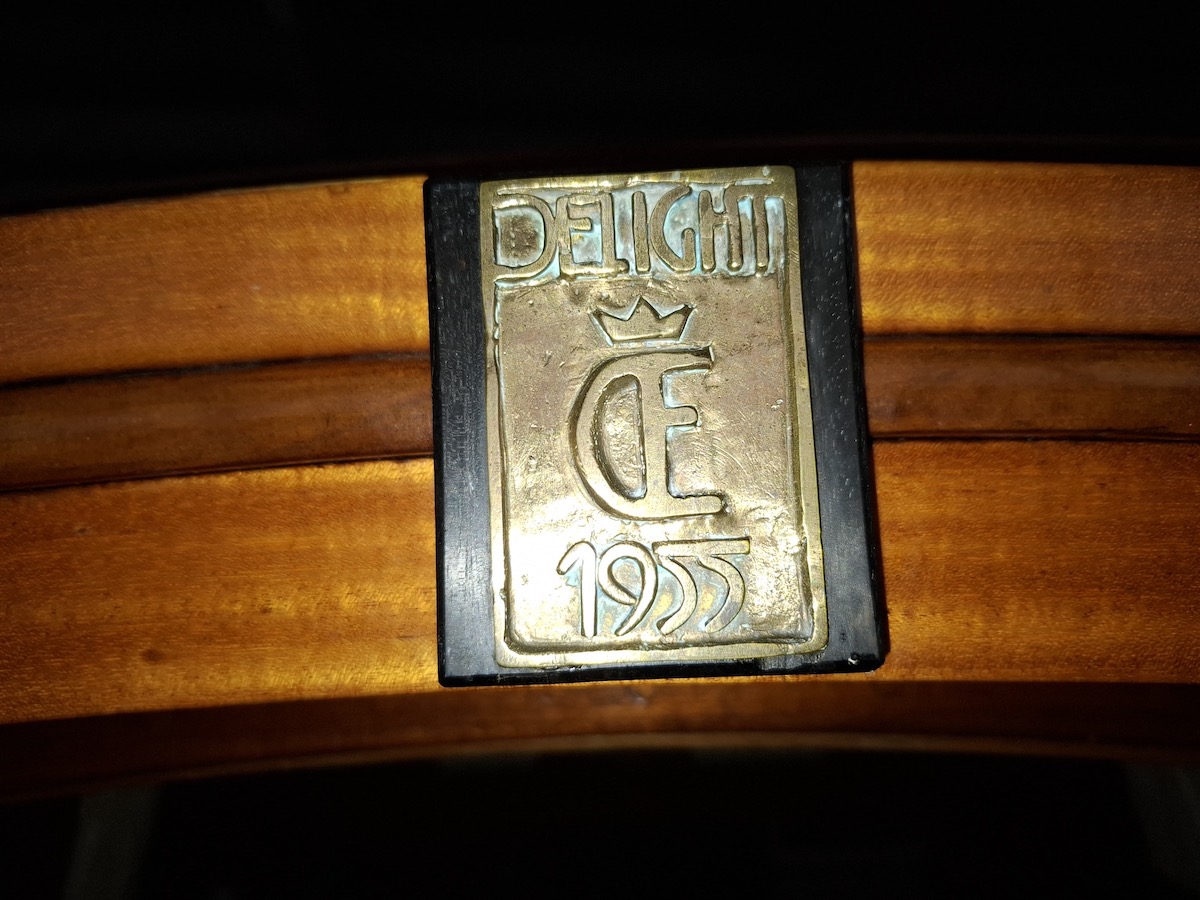 Der Bootsname, das gekr&ouml;nte Logo des Konstrukteurs Olle Enderlein und das Baujahr