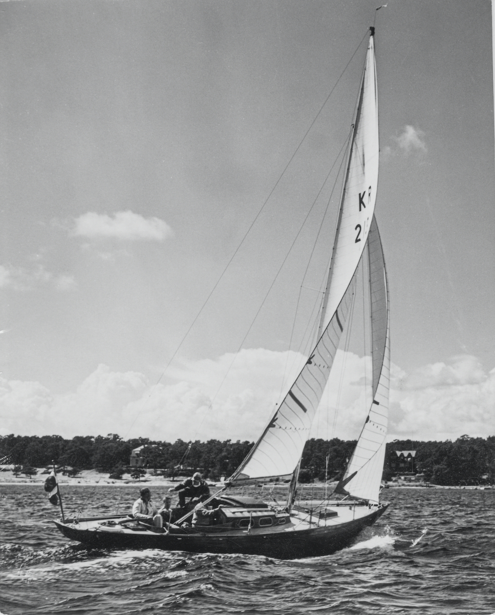 Enderlein an der Pinne von &bdquo;Ballerina&ldquo; bei der Gotland Runt Regatta Juli 1953