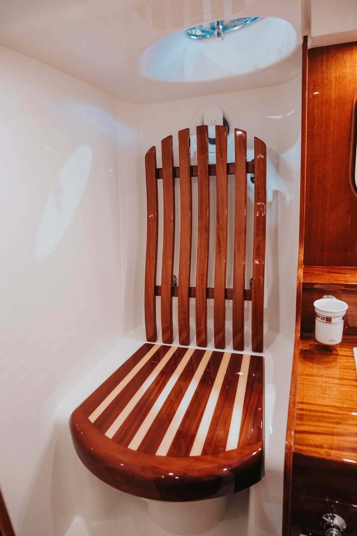 Blick ins Bad mit Stehh&ouml;he und h&ouml;lzernem Toilettensitz