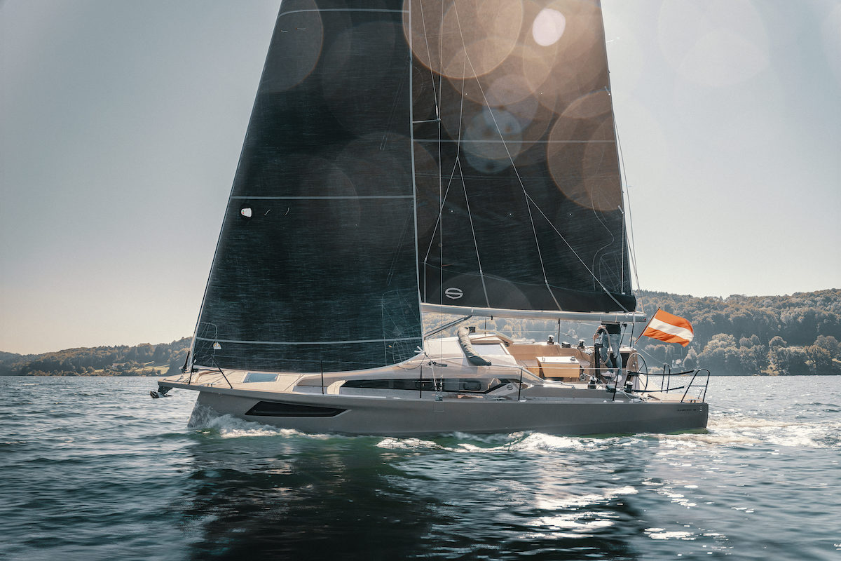 Die Sunbeam 32.1 ist vom verl&auml;ngerten Deck bis zum achterstagslosen Heck modern