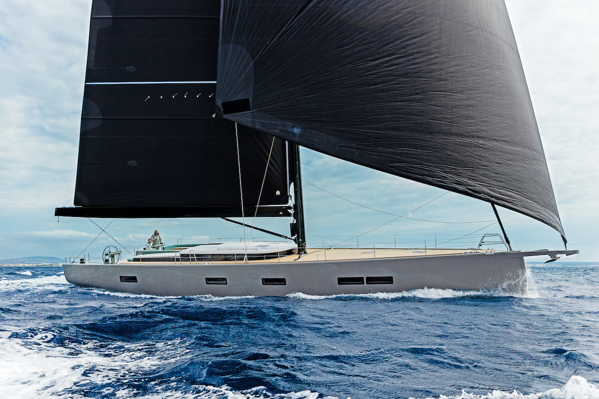 YYachts liefert cool gestaltete Sandwichboote, wie diese leer an die 40 t schwere, Y8
