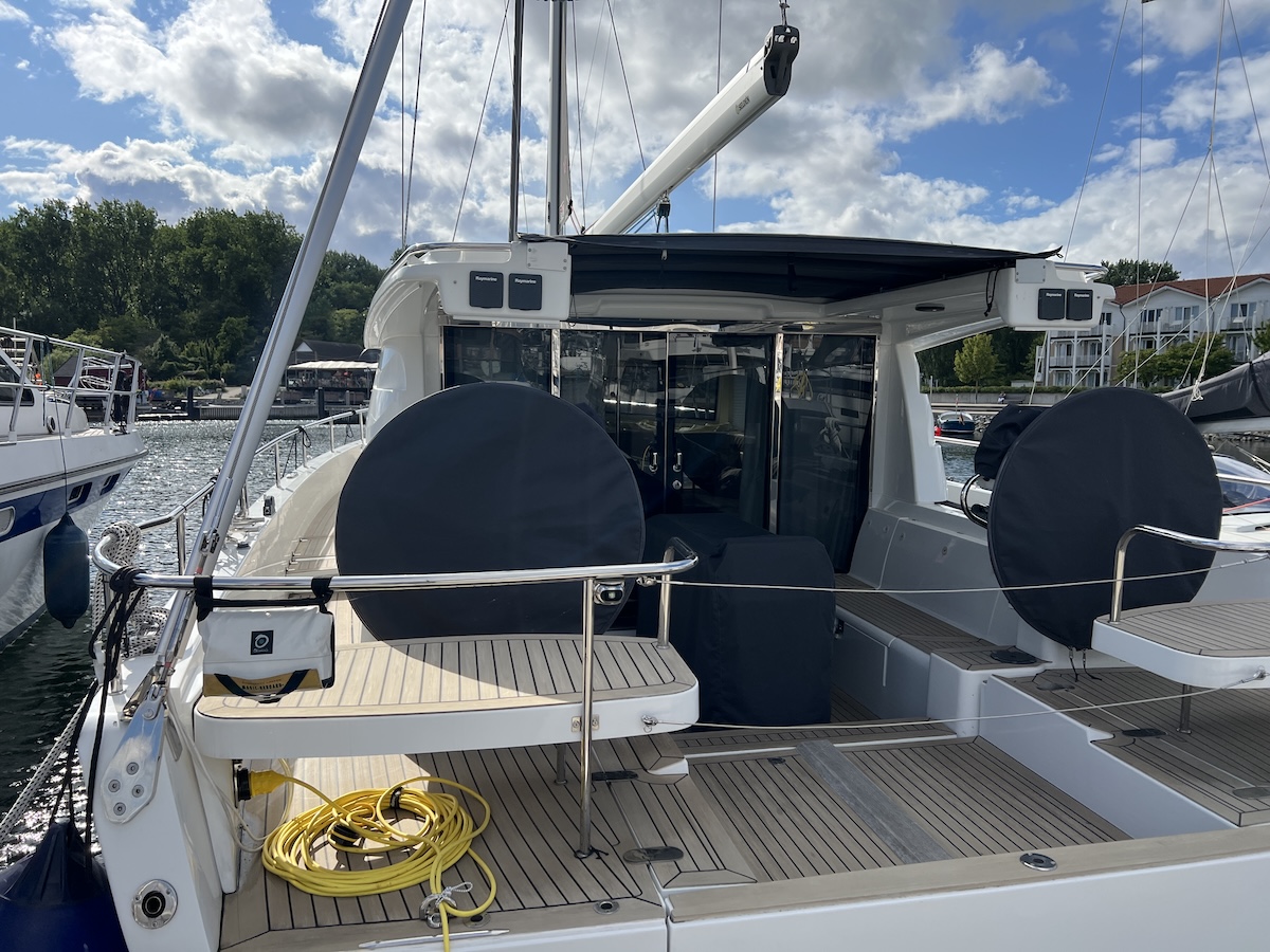 Hat der Steuermann dieser Moody 48 Deckssalonyacht vorn eine Kamera oder einen Ausguck?