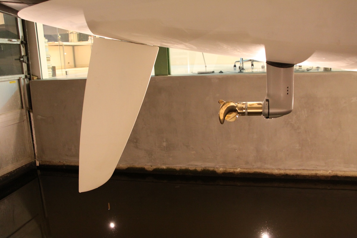 Beim Daysailer &bdquo;Eagle 44&ldquo; wirkt der Propeller nah am Ruder