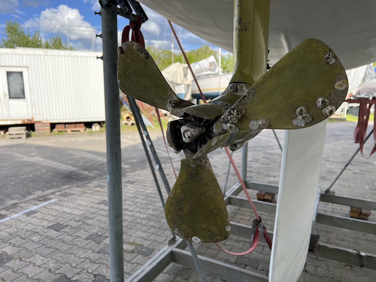 Hier mindern die Pocken nur den Wirkungsgrad des Faltpropellers, da sie au&szlig;en auf dem Bl&auml;ttern sitzen. Weiter innen behindern sie das Auf- oder Zuklappen und Umschalten von Vor- auf R&uuml;ckw&auml;rtsfahrt