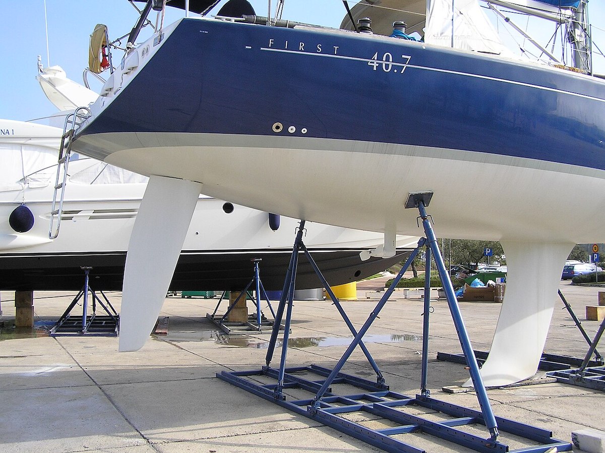 Dieser zweifl&uuml;glige Faltpropeller am Saildrive hat leider einen gro&szlig;en Abstand zum Ruder