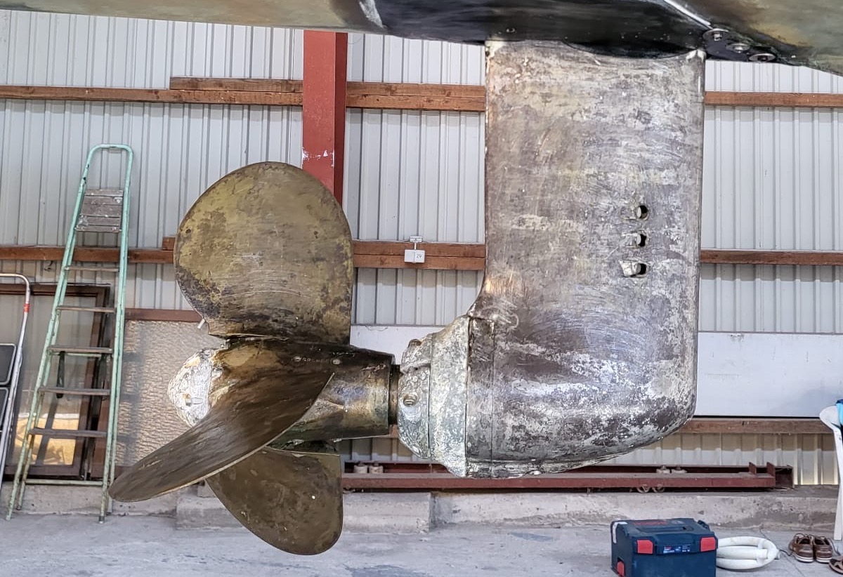 Dreifl&uuml;gler des italienischen Herstellers &bdquo;Maxprop&ldquo; an einem Saildrive mit genug Abstand zum Rumpf