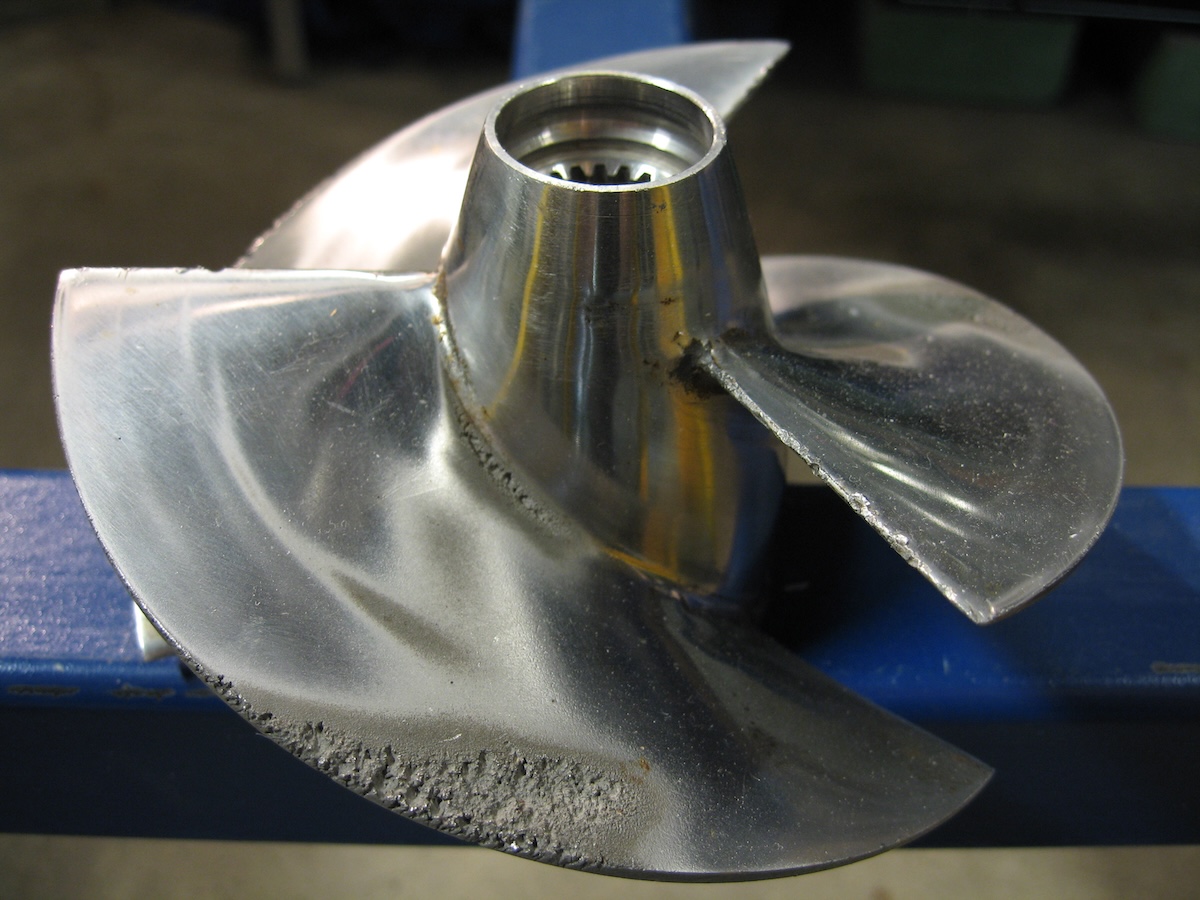Kavitationsspuren an einem Motorbootpropeller