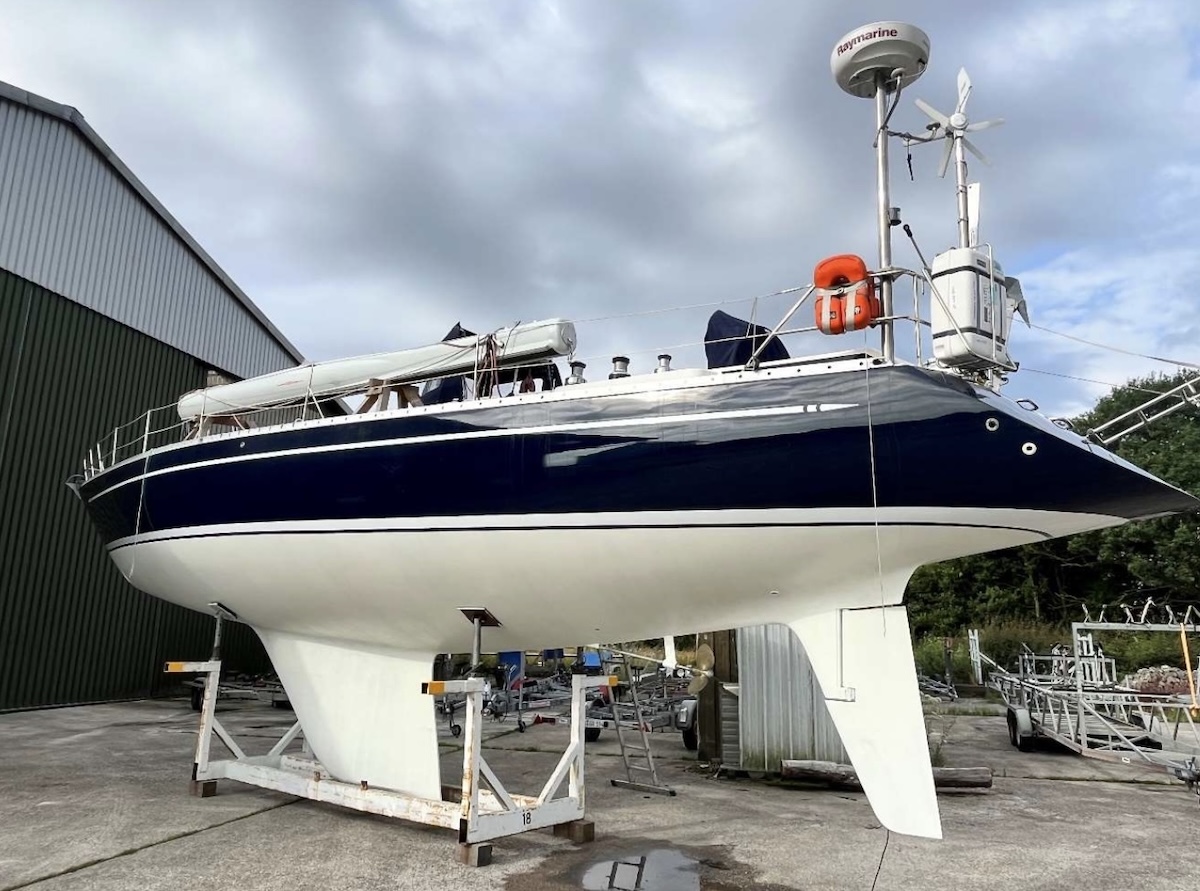 Der V-f&ouml;rmige Rumpf mit dem gem&auml;&szlig;igten Flossenkiel und Skeg gef&uuml;hrten Ruder der Helmsman Queen 55