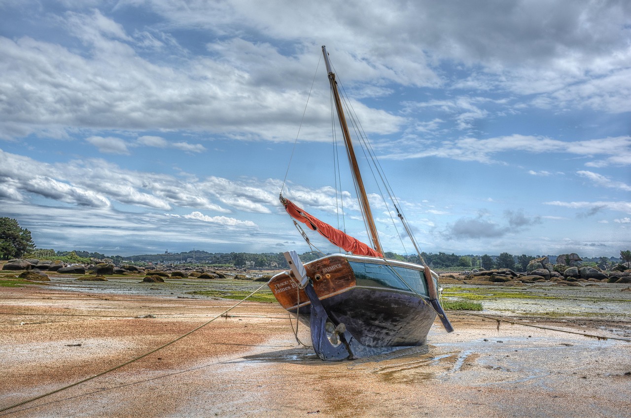 Immer wieder idyllisch: Trockengefallenes, traditionelles Holzboot