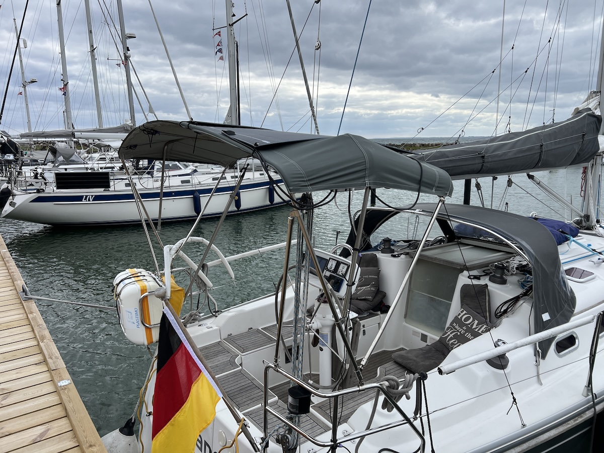 Dieses Bimini einer mittelgro&szlig;en Hanse beschattet den Steuerstand und h&auml;lt ein flexibles Solarpaneel