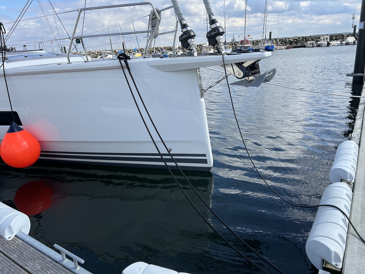 Die Bugverl&auml;ngerung dieser Hanse 460 ragt 1,60 m &uuml;ber das Wasser und circa 1,20 m &uuml;ber den Schwimmsteg moderner Marinas