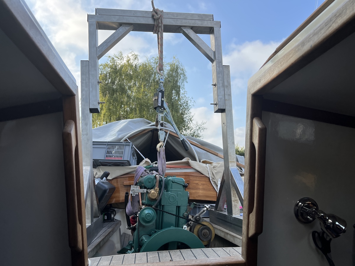 Blick durch den Niedergang auf den angehobenen Dreizylinder