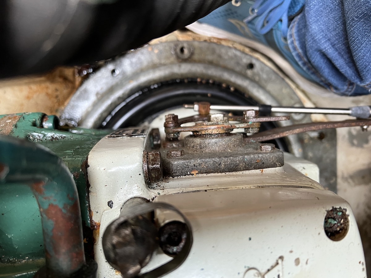 Dokumentieren Sie die Einstellung der Bowdenz&uuml;ge an der Einhebelschaltung des Saildrive
