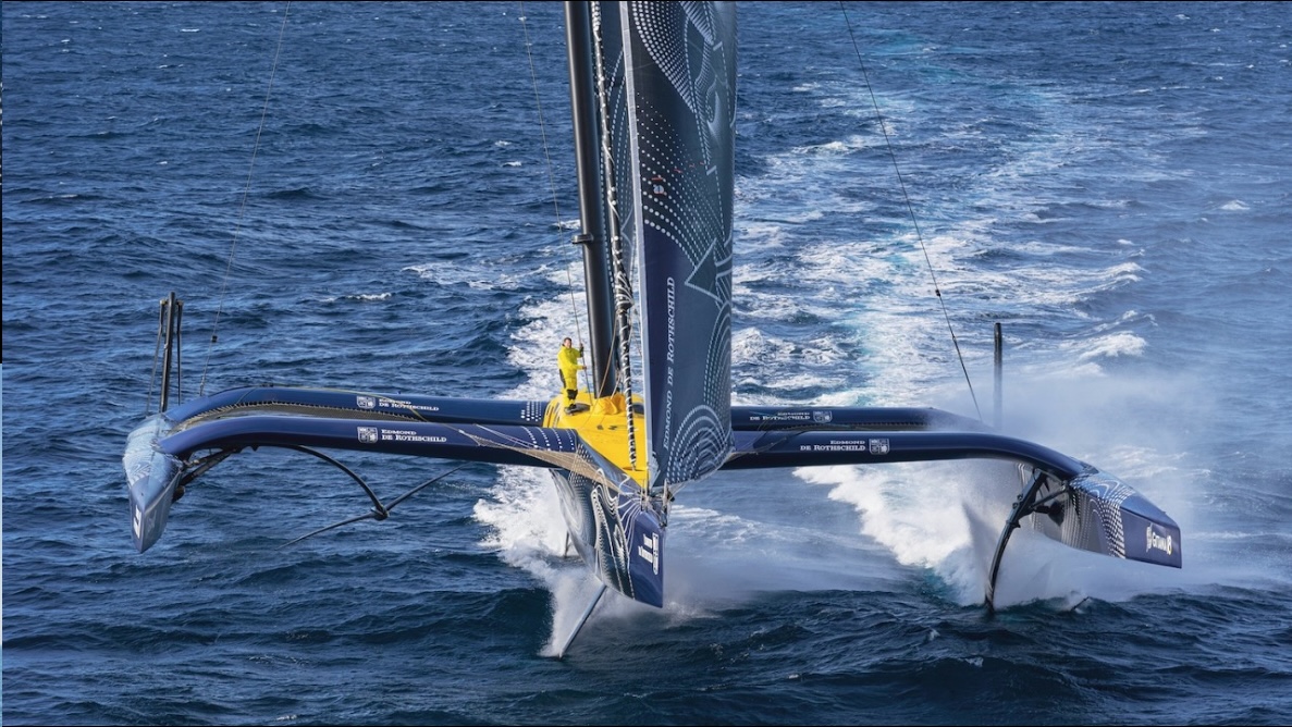 Die 23 x 32 m messende Segelflugplattform &bdquo;Gitana 18&ldquo; mit windw&auml;rts geneigtem Mast und aus- oder eingeklappten Tragfl&auml;chen