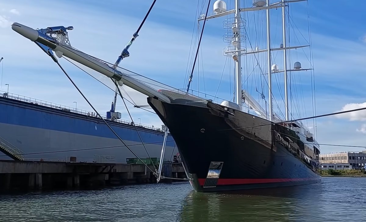 Dreimastschoner &laquo;Koru&raquo; beim Auftakeln in Rotterdam