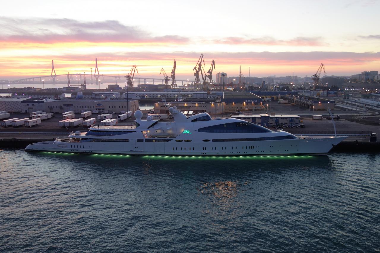 &laquo;YAS&raquo;, die neuntgr&ouml;&szlig;te Yacht der Welt ist eine umgebaute Fregatte