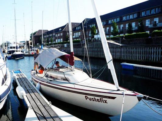 Familienboot mit formsch&ouml;nen Linien